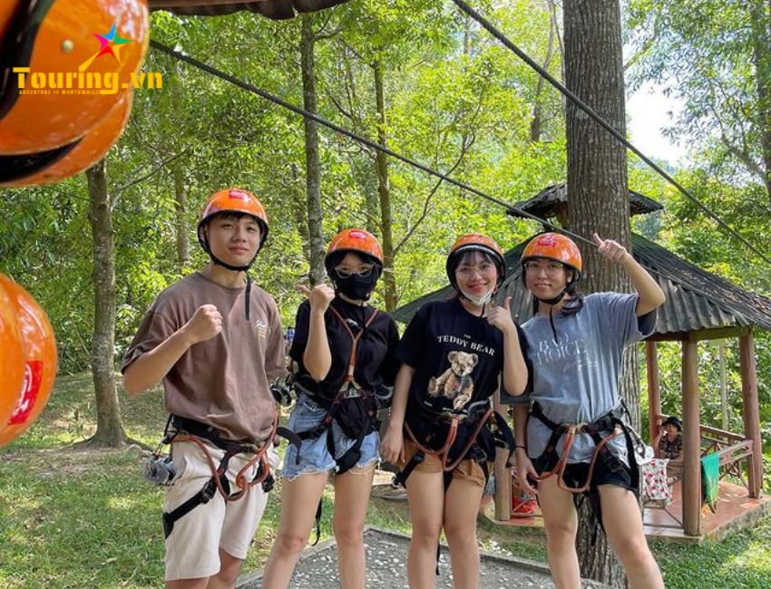 Hoạt động đu Zipline