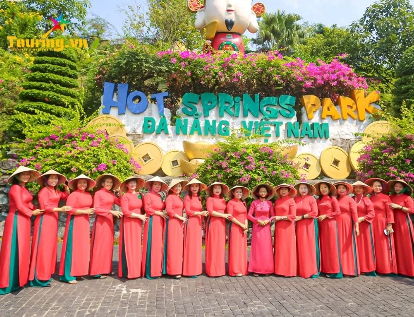 công viên suối khoáng nóng núi thần tài