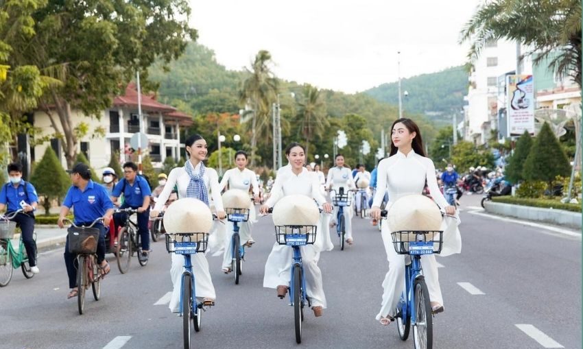 Kheo dáng với xe đạp Quy Nhơn
