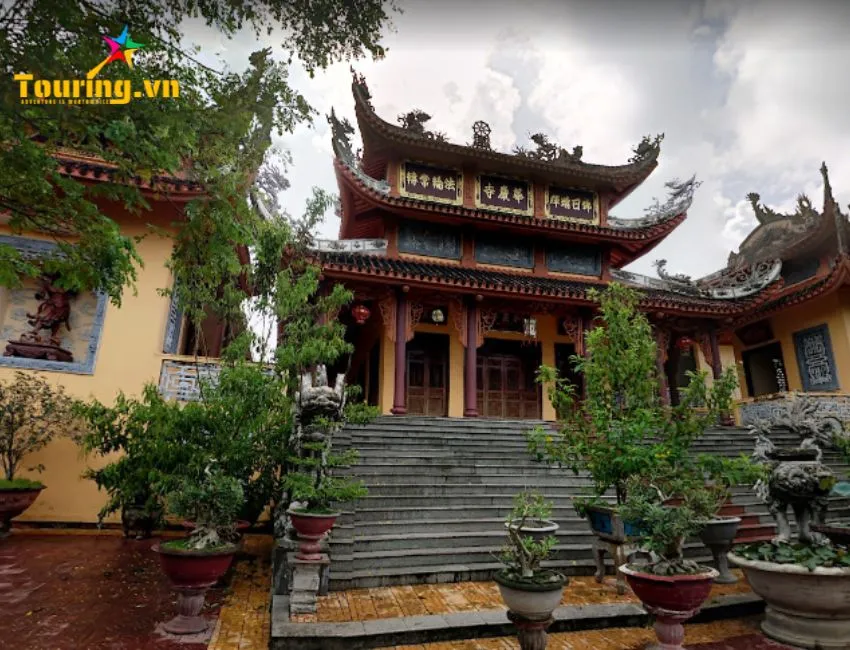 Chánh điện chùa Hoa Nghiêm