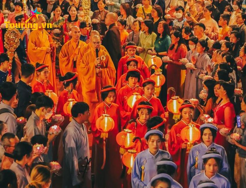 Lễ phật tại Chùa Minh Thành