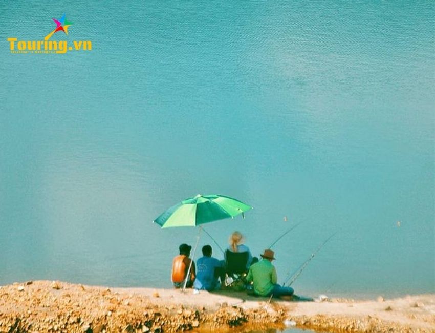 Câu cá tại Hồ Đồng Xanh Đồng Nghệ