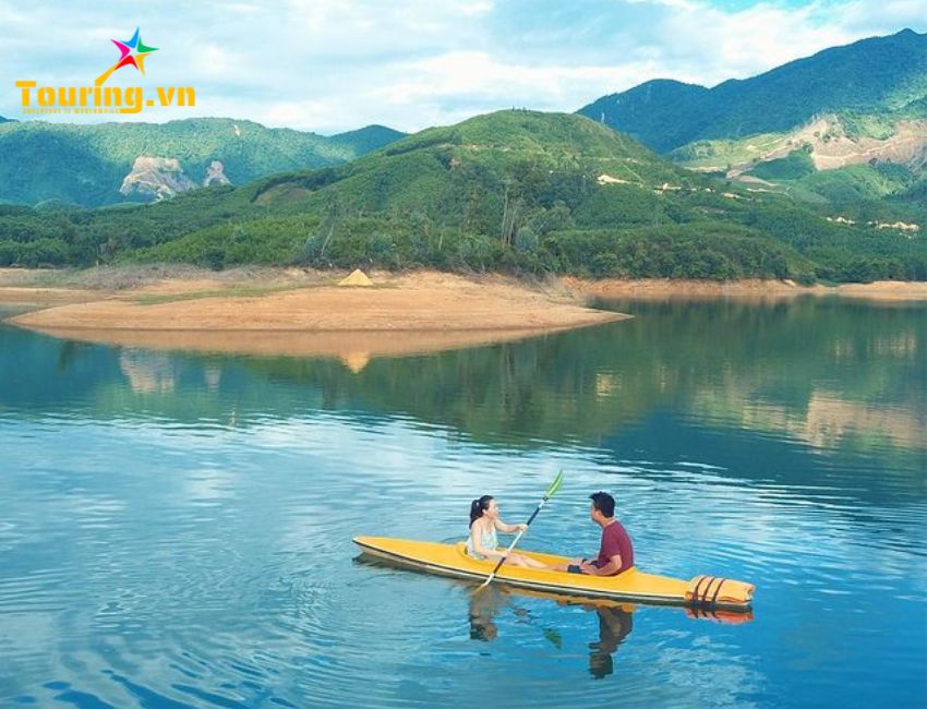 Trải nghiệm chèo SUP tại hồ Hòa Trung