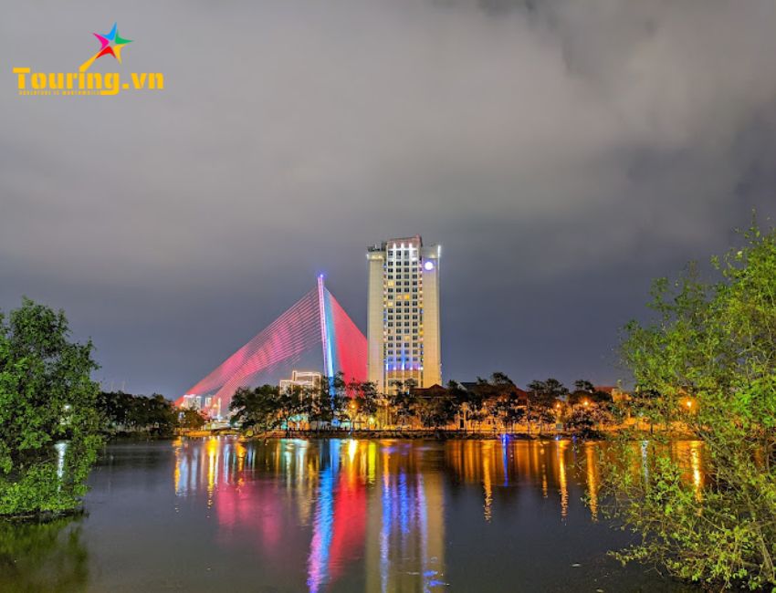 vẻ đẹp về đêm cầu Trần Thị Lý