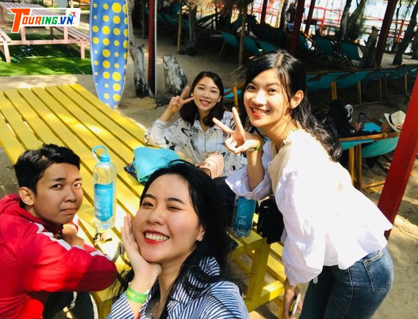 Thưởng thức hải sản tại Cồn Chim
