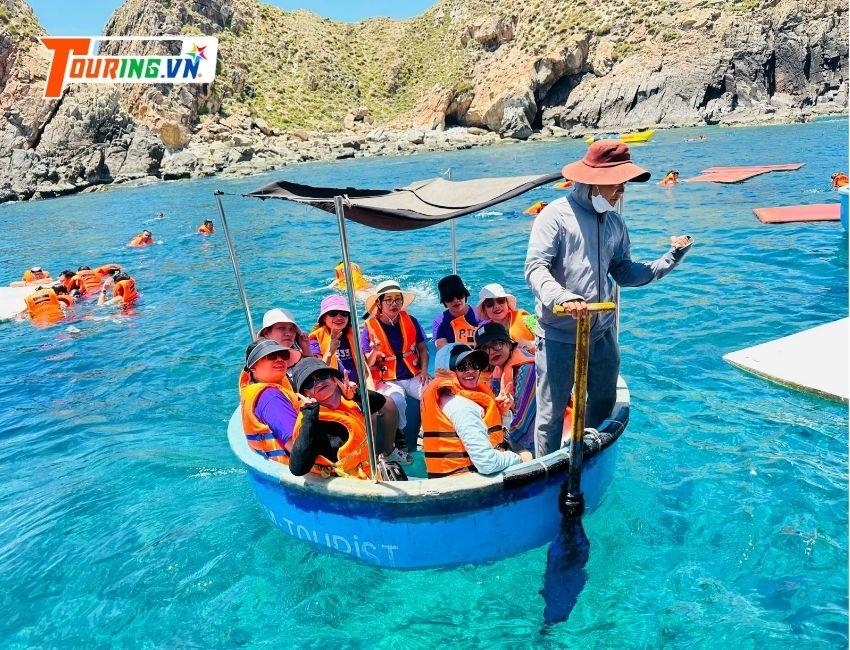 Ngắm san hô bằng thuyền thúng