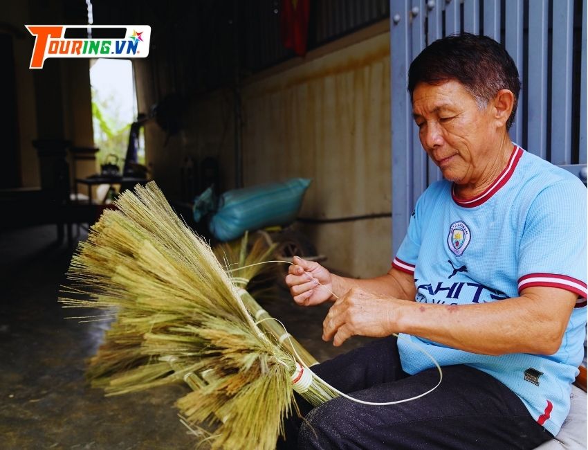 Nghề truyền thống sản xuất chổi đót xã Phổ Phong