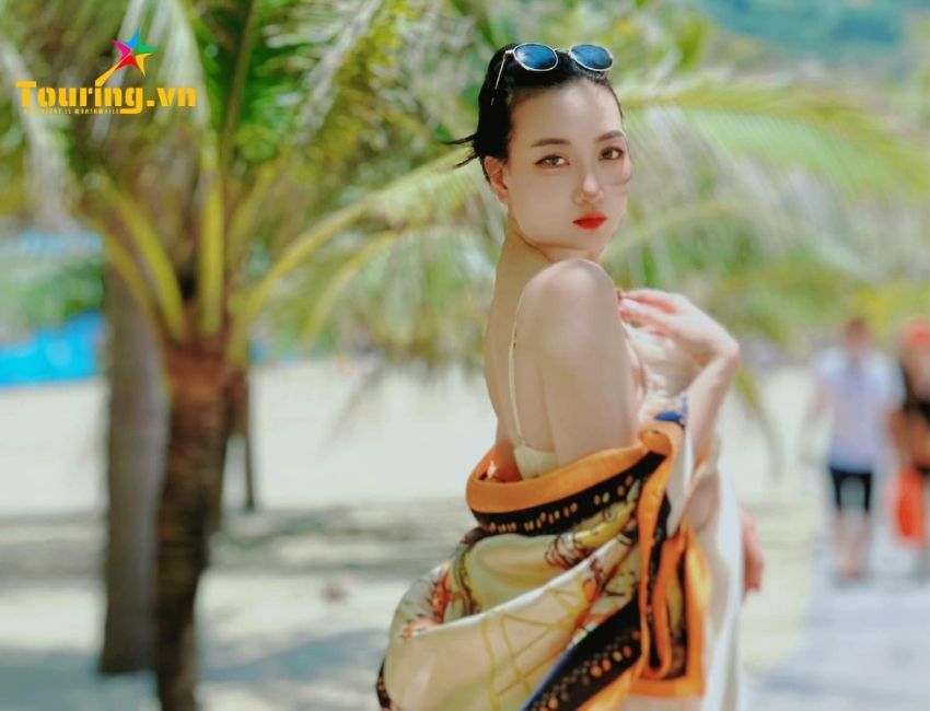 Trang phục biểu diễn & du lịch Việt Quyên