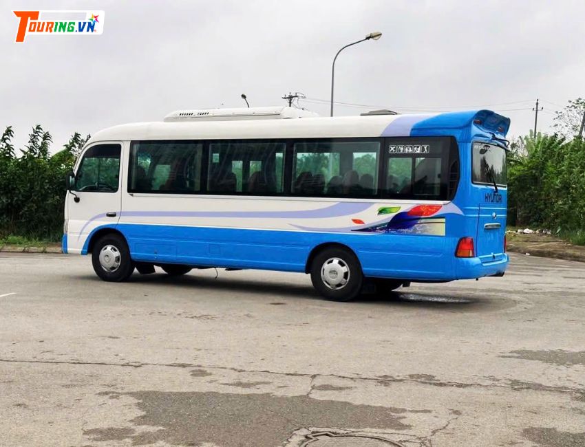 Xe đưa đón nhân viên đời mới sạch sẽ,