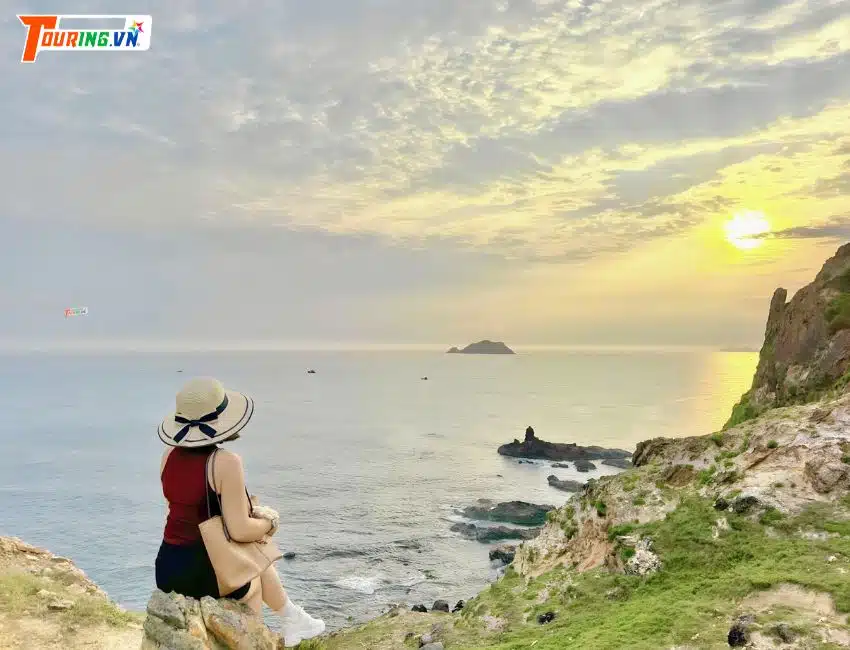 Quy sóng vỗ rì rào và lòng người hiền hậu