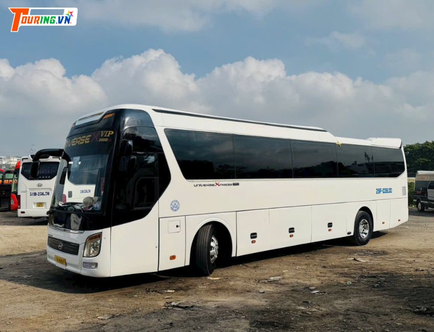 Thuê xe du lịch 45 chỗ cỡ lớn Universe