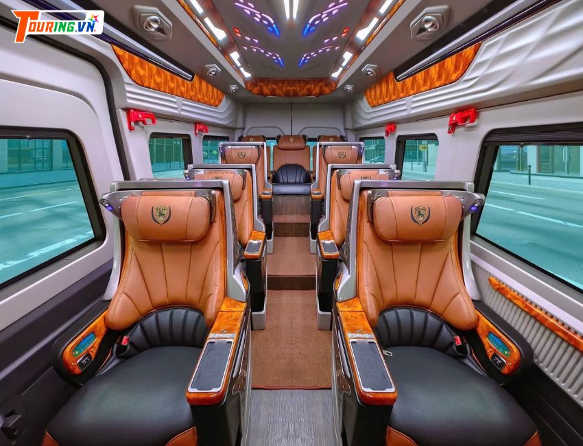 Xe DCar Limousine 9 chỗ phục vụ khách du lịch tại Đà Nẵng
